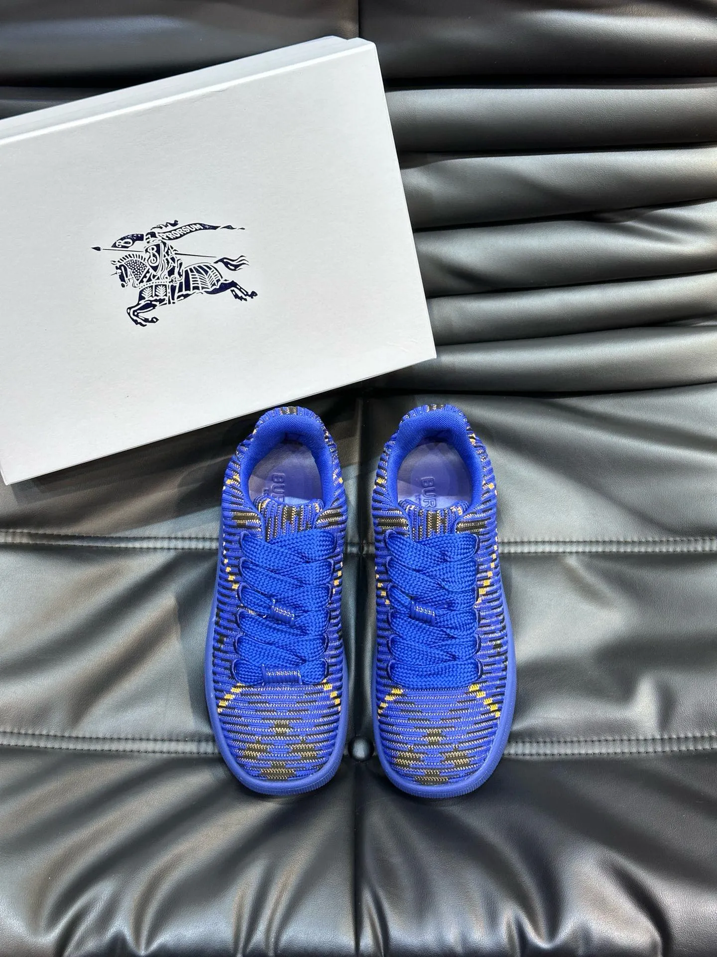Factory price: 458💰Burberry Box series👫 Thick-soled casual sports shoes for couples, cool sneakers and bread shoes, purchased and developed from the original version, the top version of Box series sports shoes, made of original plaid/knitted fabric, embellished with EKD embossing. Made of mesh lining, the laces are decorated with metal coils, the rubber sole is decorated with the Burberry letter logo, and the original molded 3.5CM two-color T men's shoe 💰U outsole! Code number: 35-45 (35-45 customized)
